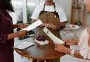 Abrasel lança cartilha “Garçom Nota 10” para qualificação